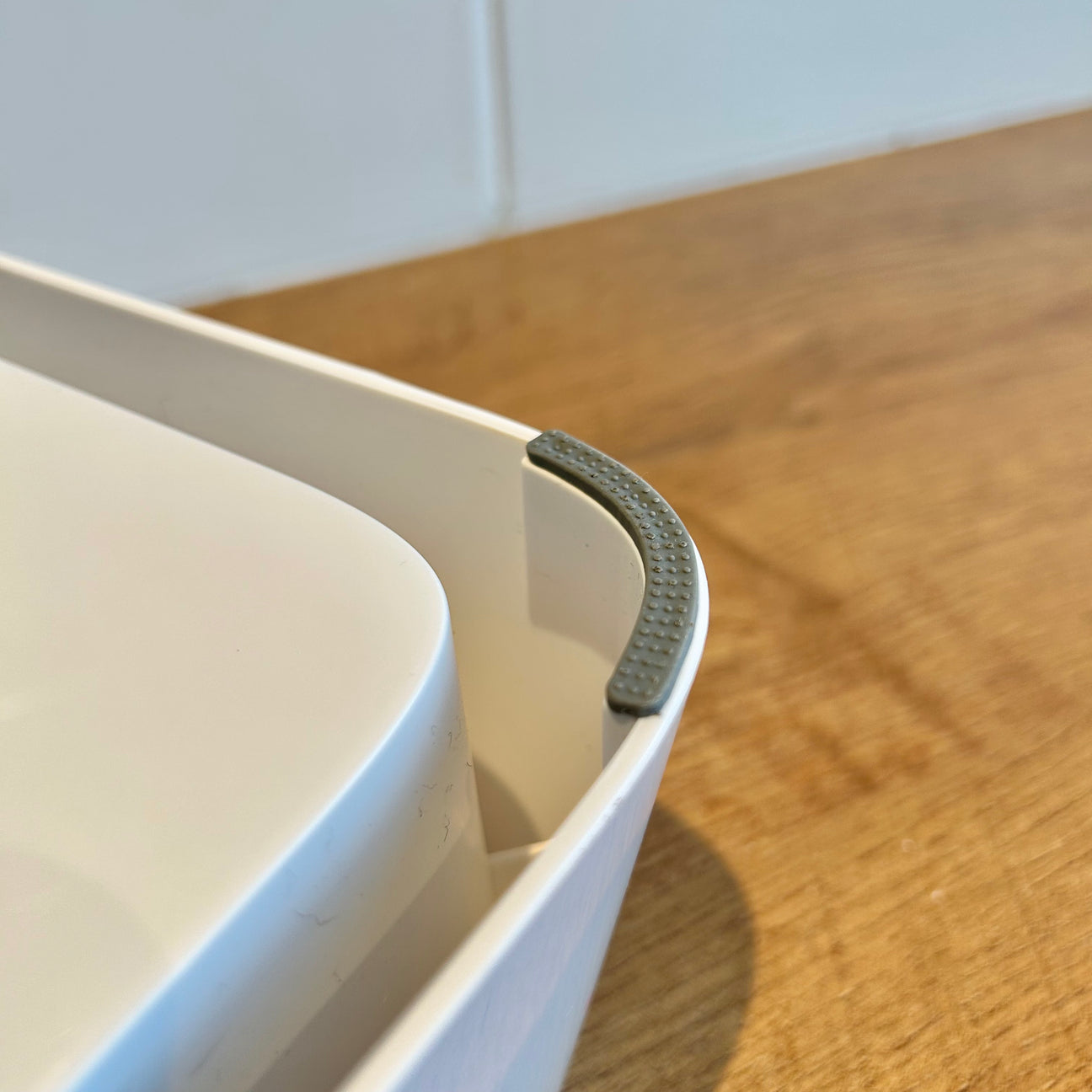 Dog's Durable Plastic Water Bowl | Innovative Non-Splash Spill-Proof Design 5